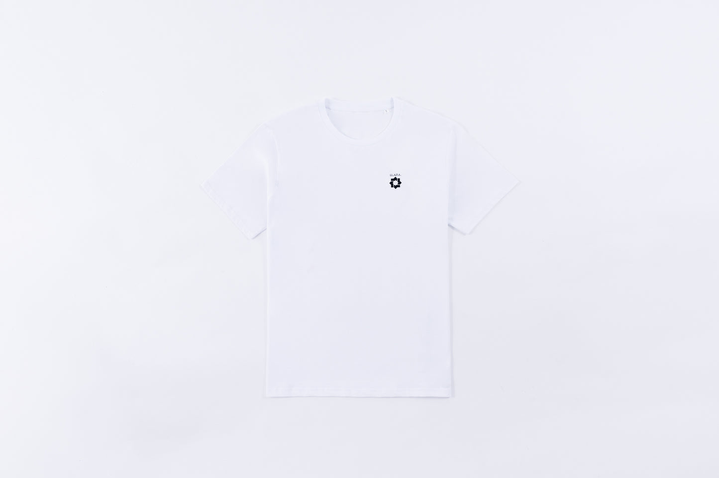 Logo negro en pecho sobre camiseta de manga corta unisex color blanco
