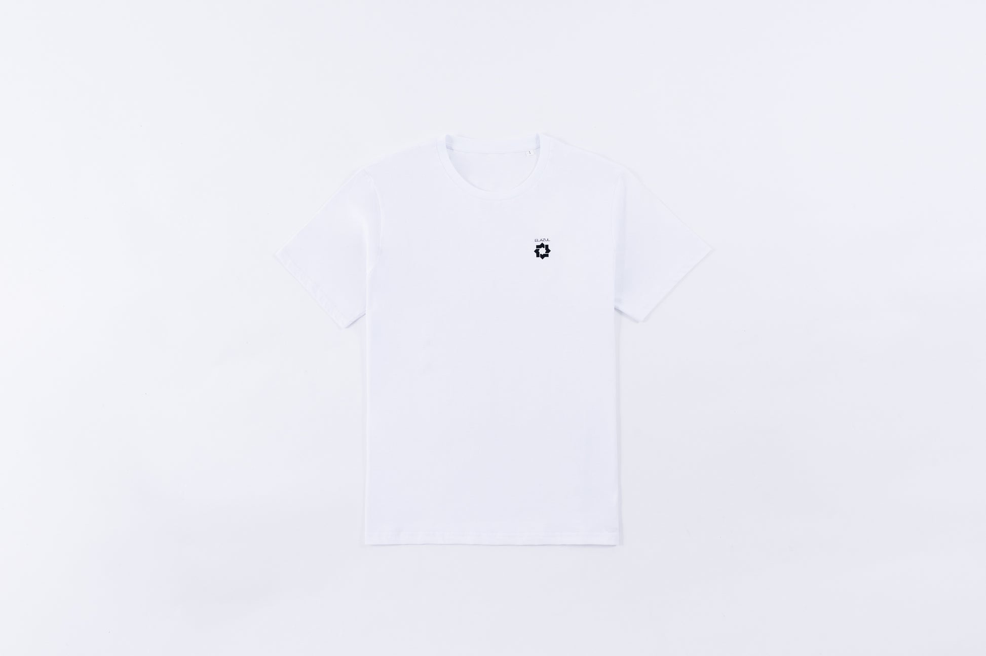 Logo negro en pecho sobre camiseta de manga corta unisex color blanco