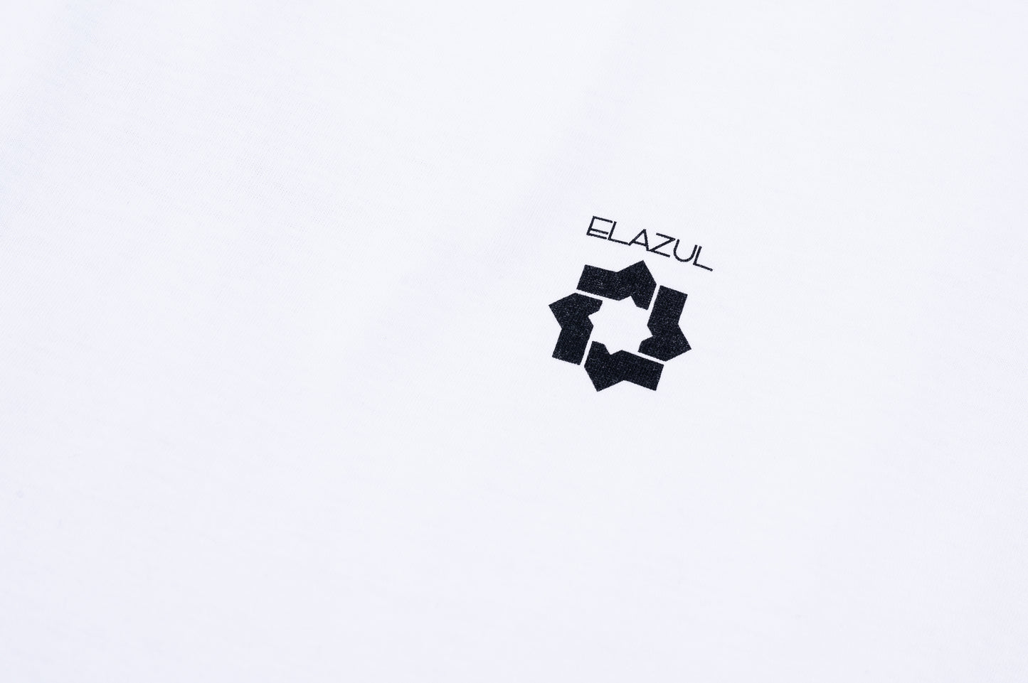 Detalle de logo negro en pecho sobre camiseta de manga corta unisex color blanco