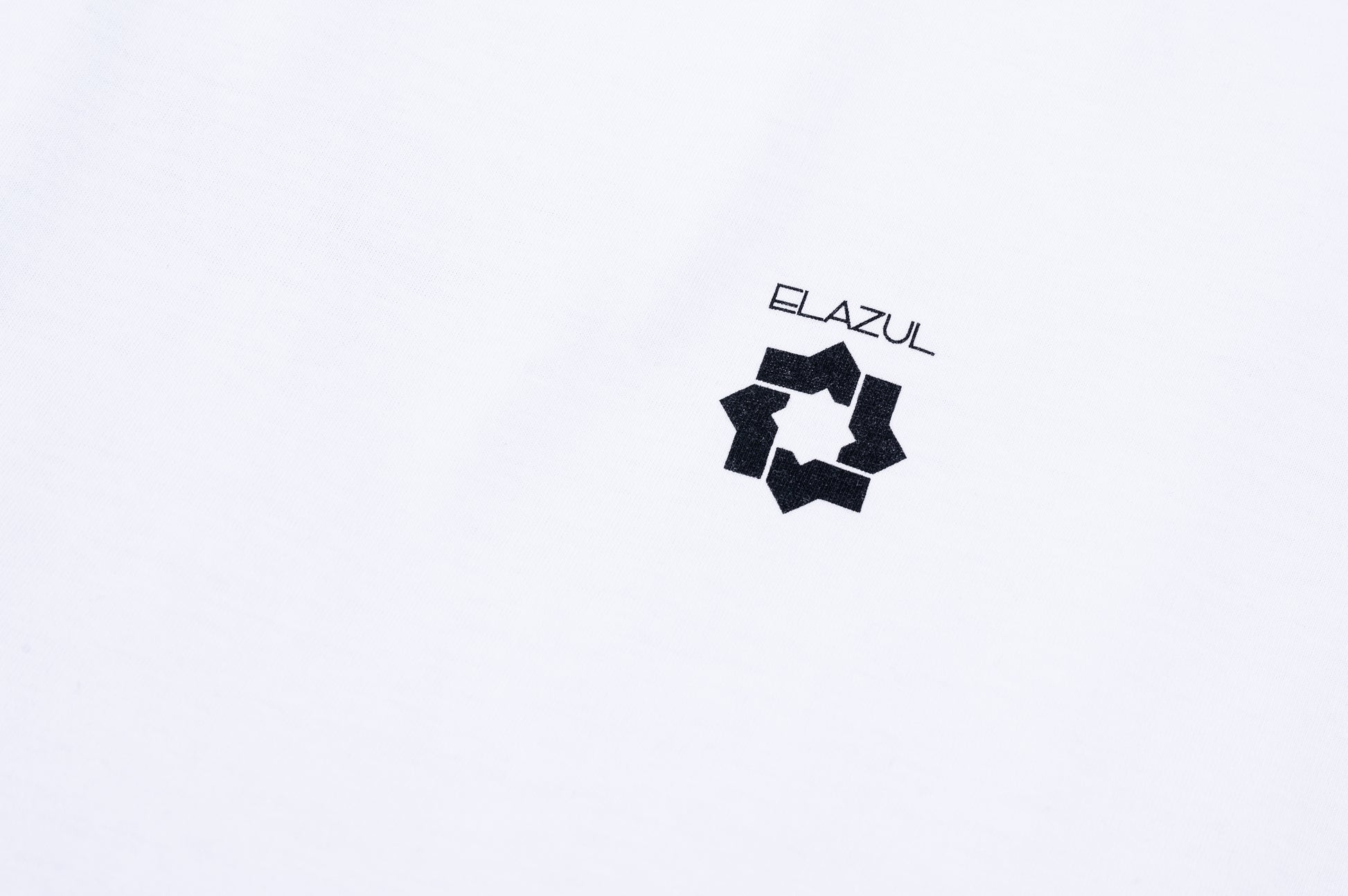 Detalle de logo negro en pecho sobre camiseta de manga corta unisex color blanco