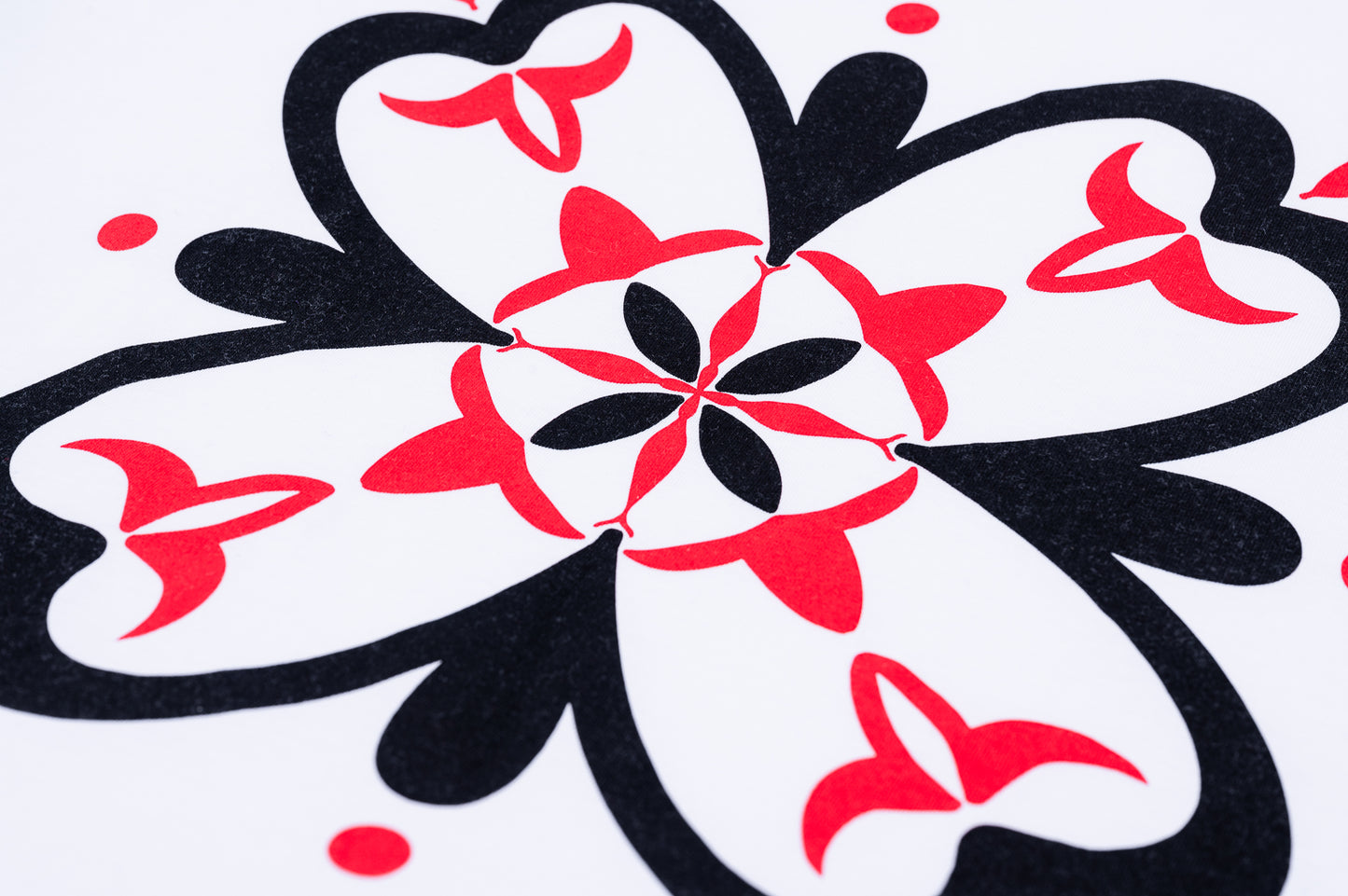 Detalle de diseño trasero de azulejo sobre camiseta de manga corta unisex color blanco