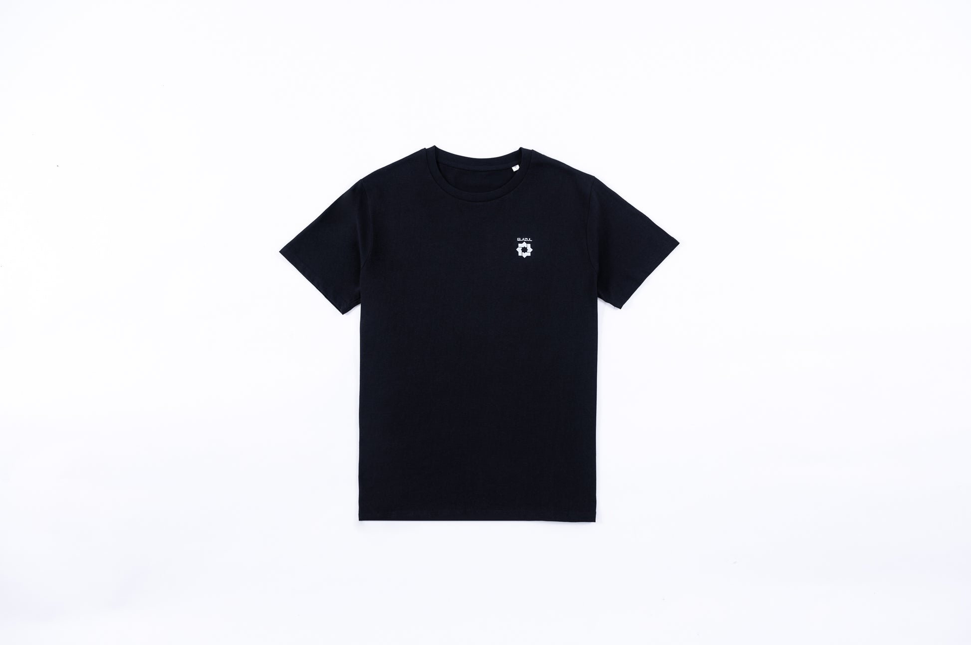 Logo negro en pecho sobre camiseta de manga corta unisex color negro