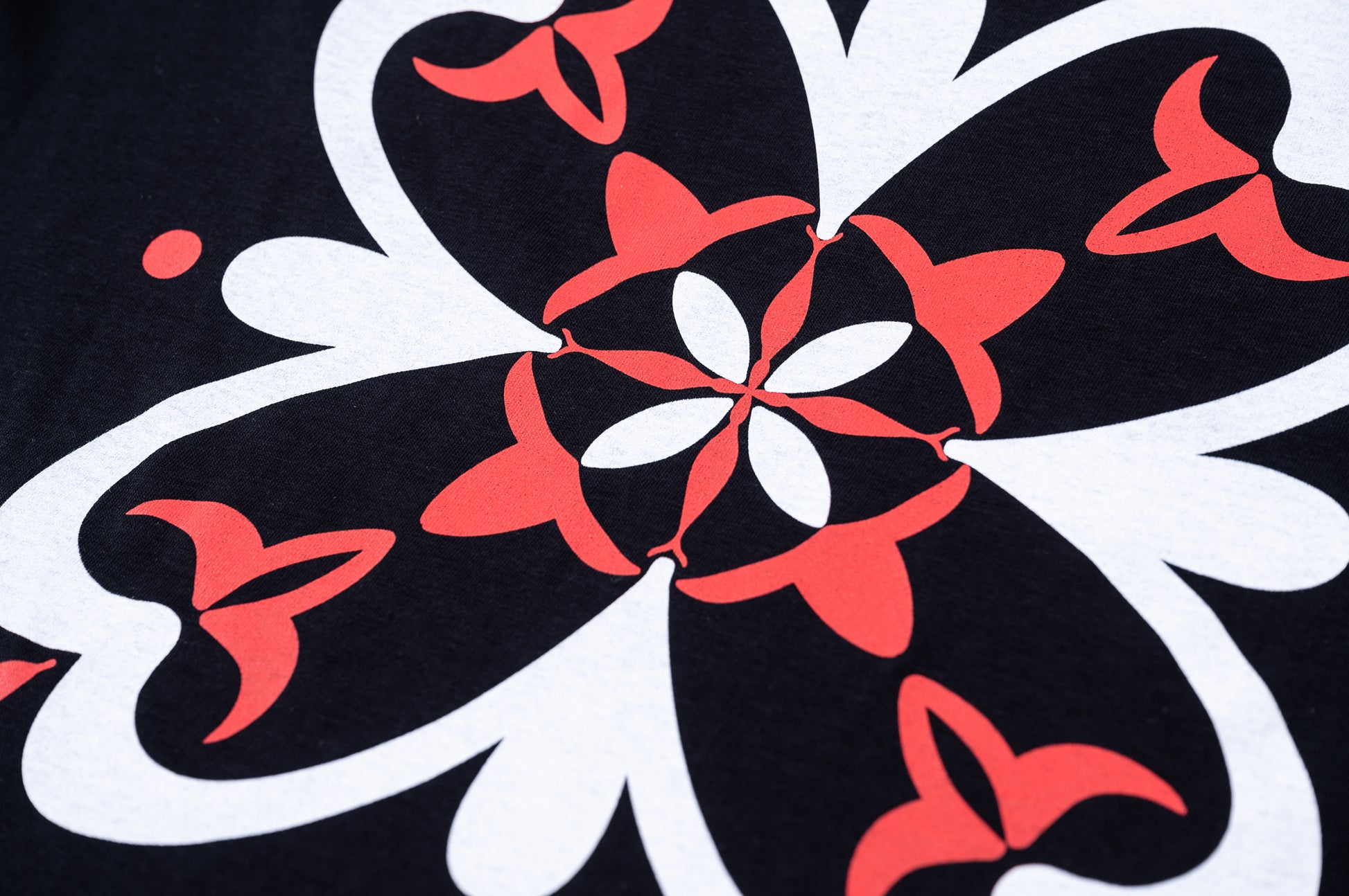 Detalle de diseño de azulejo sobre camiseta de manga corta unisex color negro