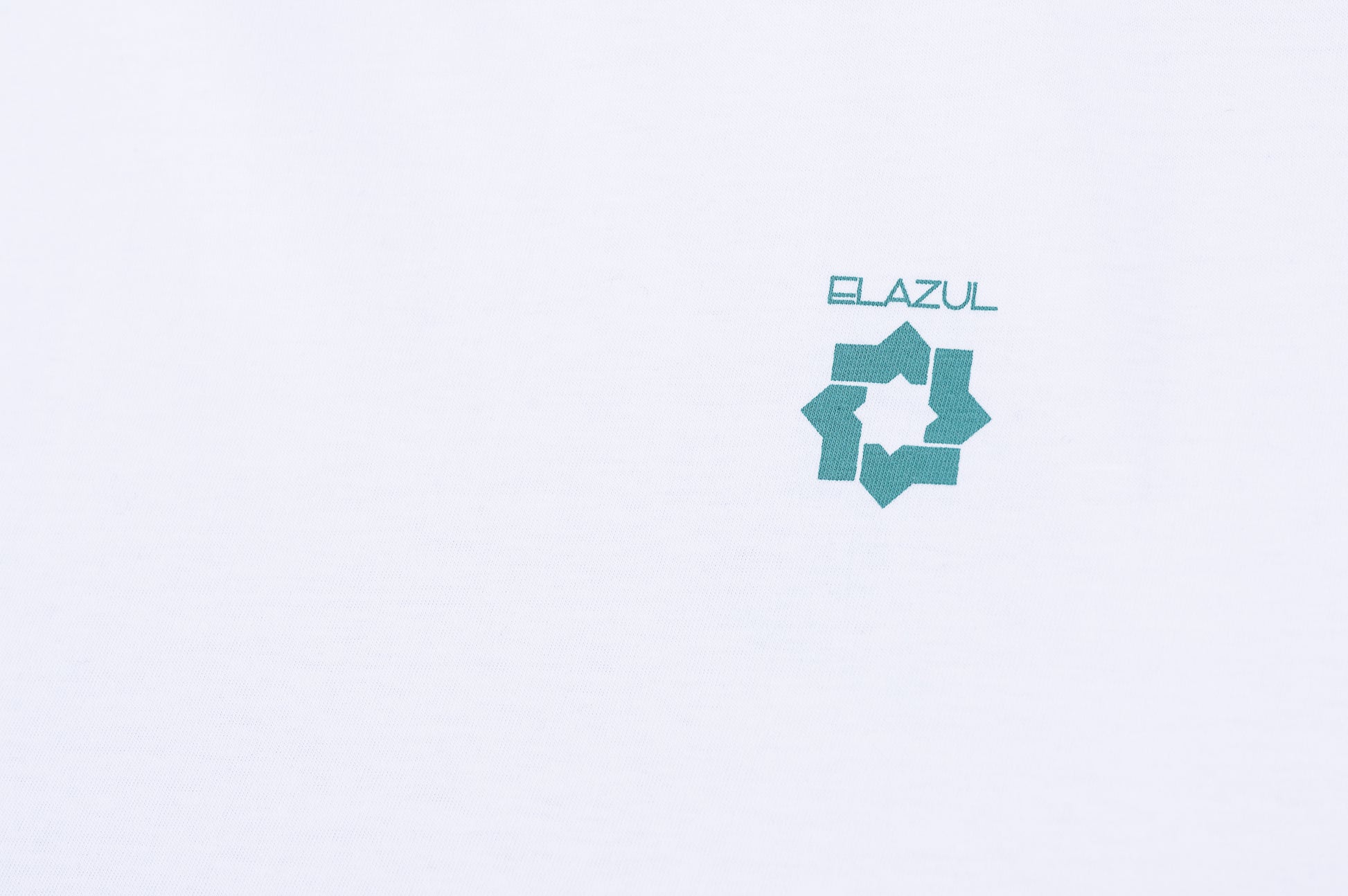 Detalle de logo ELAZUL sobre frontal de camiseta de manga corta unisex color blanco