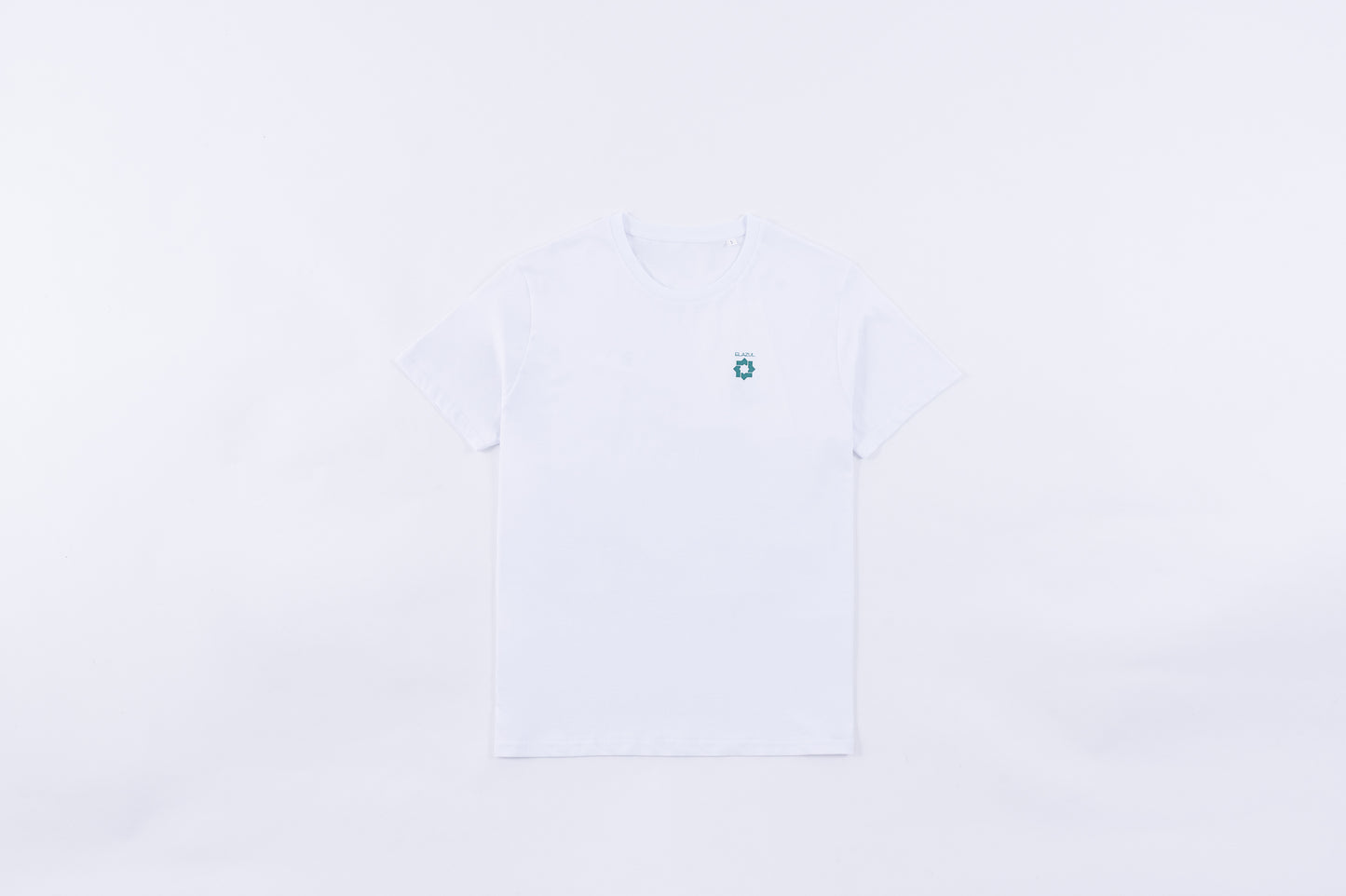 Vista frontal de diseño de logotipo ELAZUL sobre camiseta de manga corta unisex color blanco