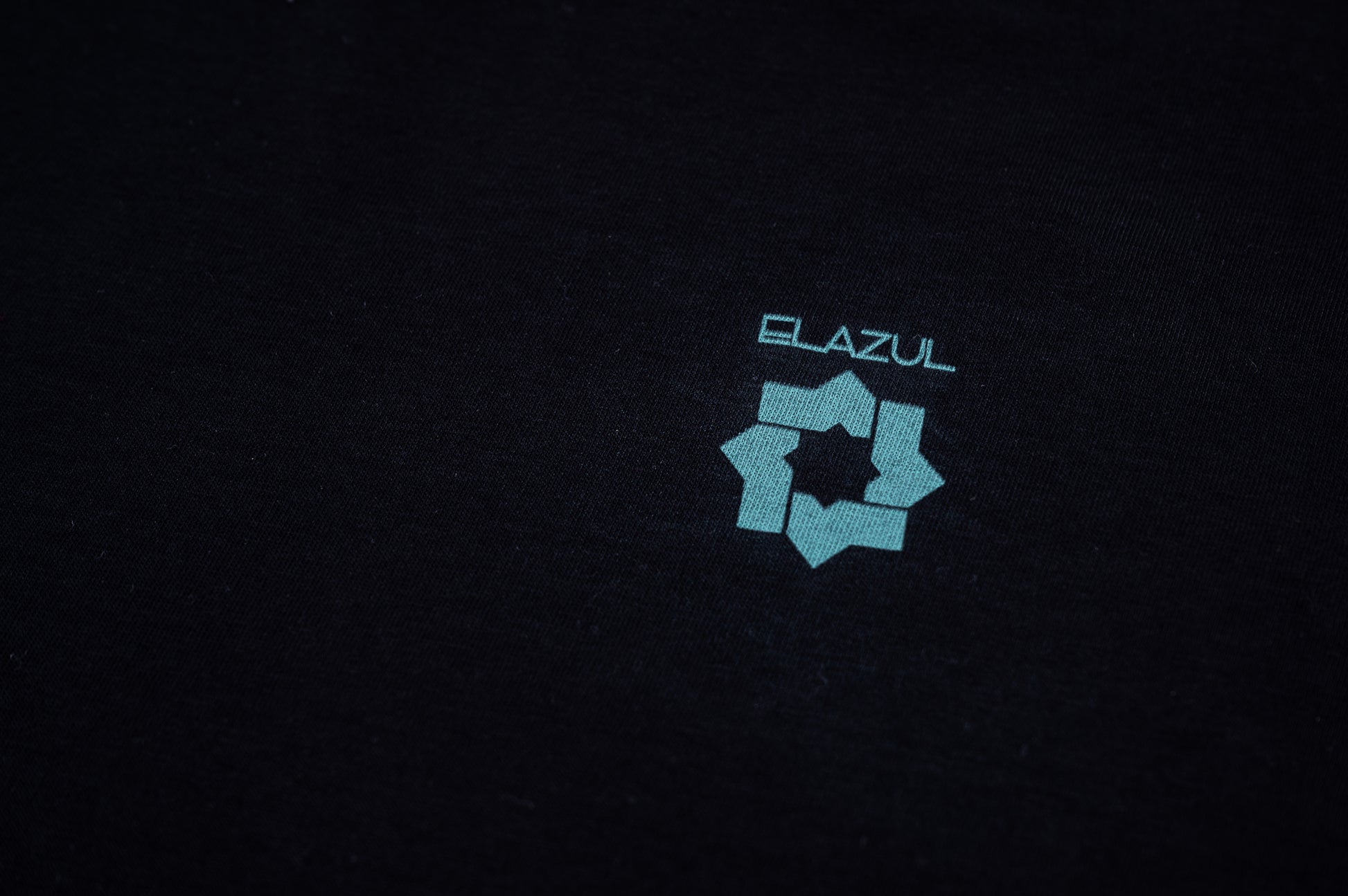 detalle de logo ELAZUL en frontal de camiseta de manga corta unisex color negro