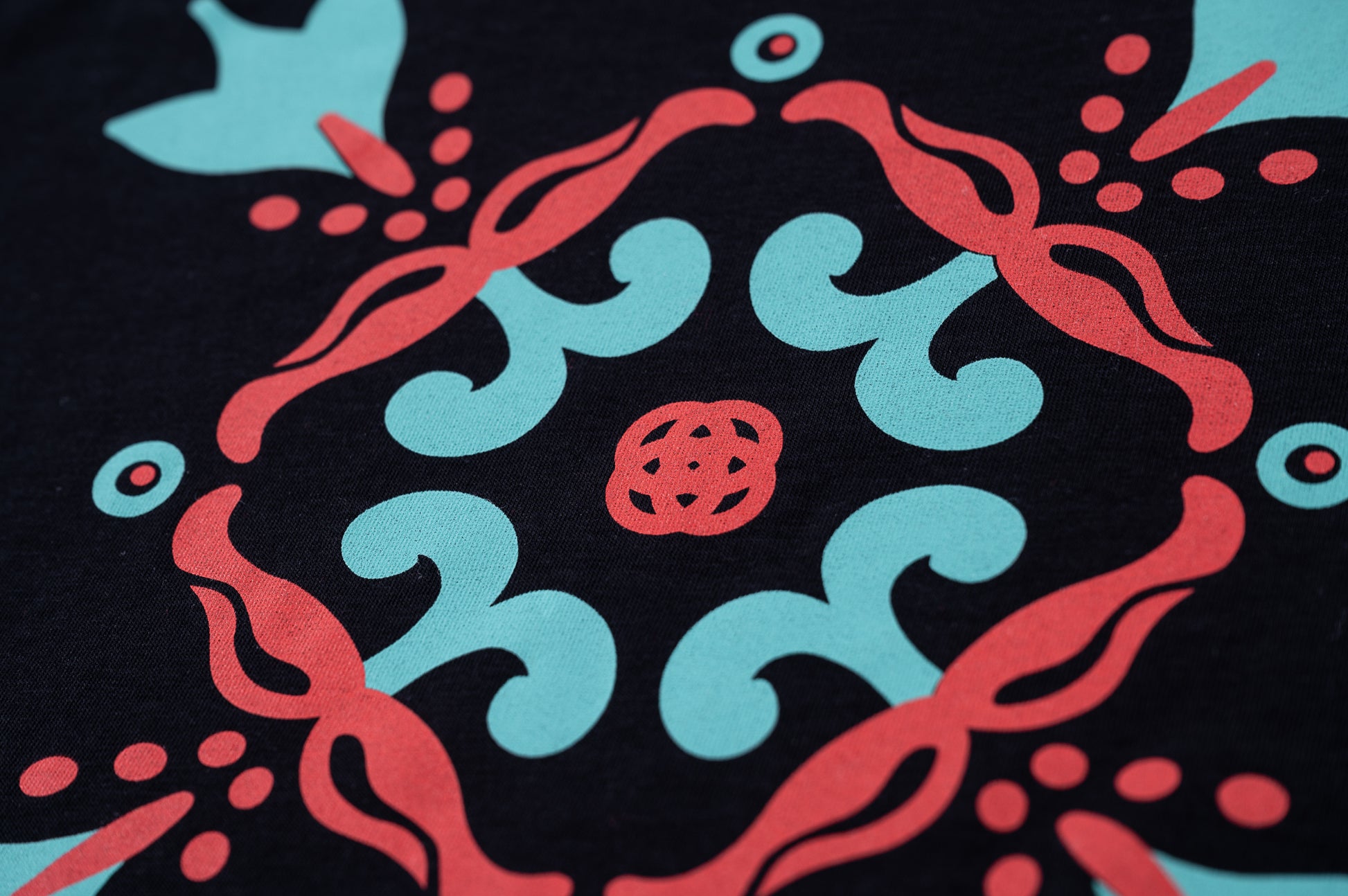 Detalle de diseño trasero de azulejo sobre camiseta de manga corta unisex color negro