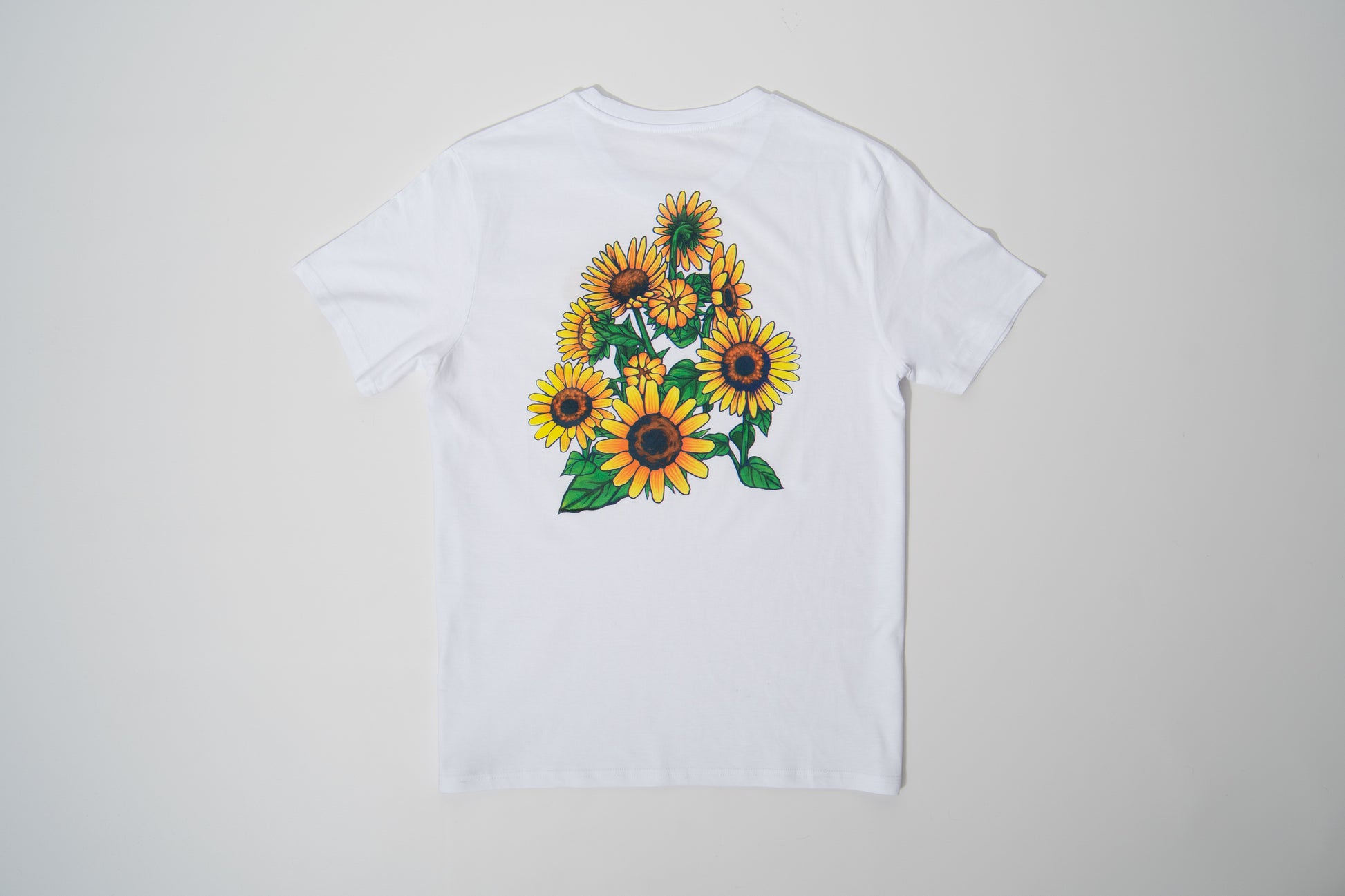 Disfruta de esta camiseta de edición limitada. Tejido de algodón orgánico y estampación con serigrafía manual mediante técnica de cuatricromía. Su diseño colorido de girasoles seguro que te alegra un poquito el día.  Tejido de 150gr/m2, cómodas y suaves para uso habitual.  100% Algodón Orgánico