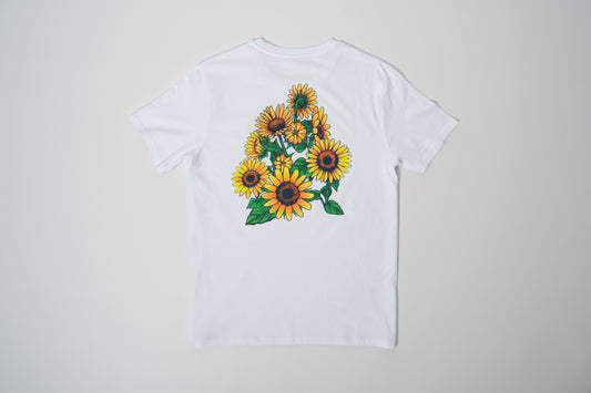 Disfruta de esta camiseta de edición limitada. Tejido de algodón orgánico y estampación con serigrafía manual mediante técnica de cuatricromía. Su diseño colorido de girasoles seguro que te alegra un poquito el día.  Tejido de 150gr/m2, cómodas y suaves para uso habitual.  100% Algodón Orgánico