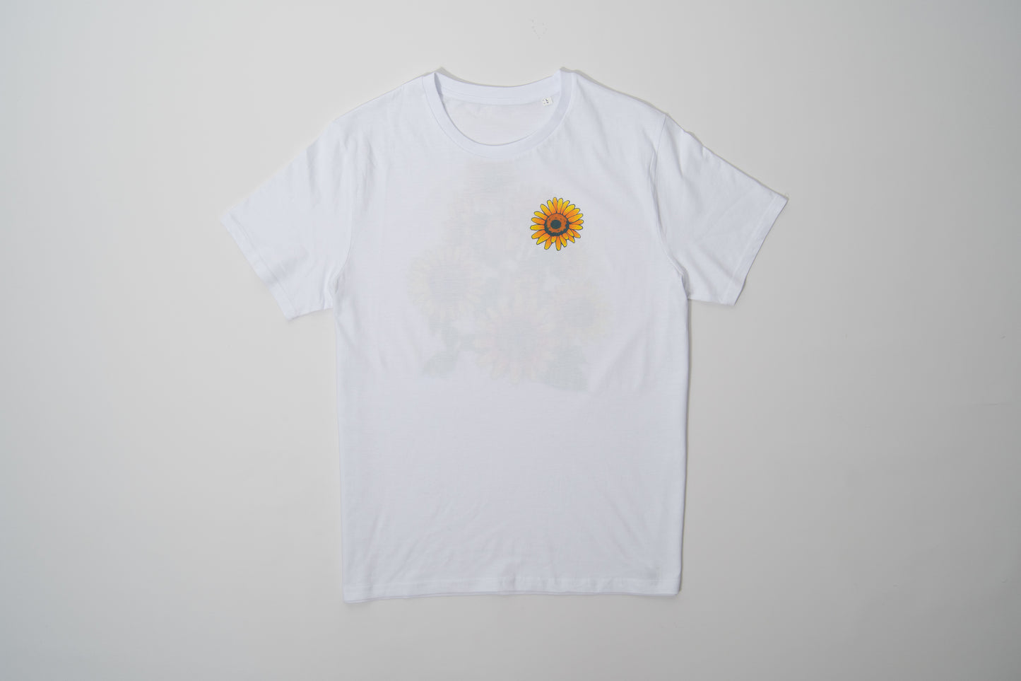 Disfruta de esta camiseta de edición limitada. Tejido de algodón orgánico y estampación con serigrafía manual mediante técnica de cuatricromía. Su diseño colorido de girasoles seguro que te alegra un poquito el día.  Tejido de 150gr/m2, cómodas y suaves para uso habitual.  100% Algodón Orgánico