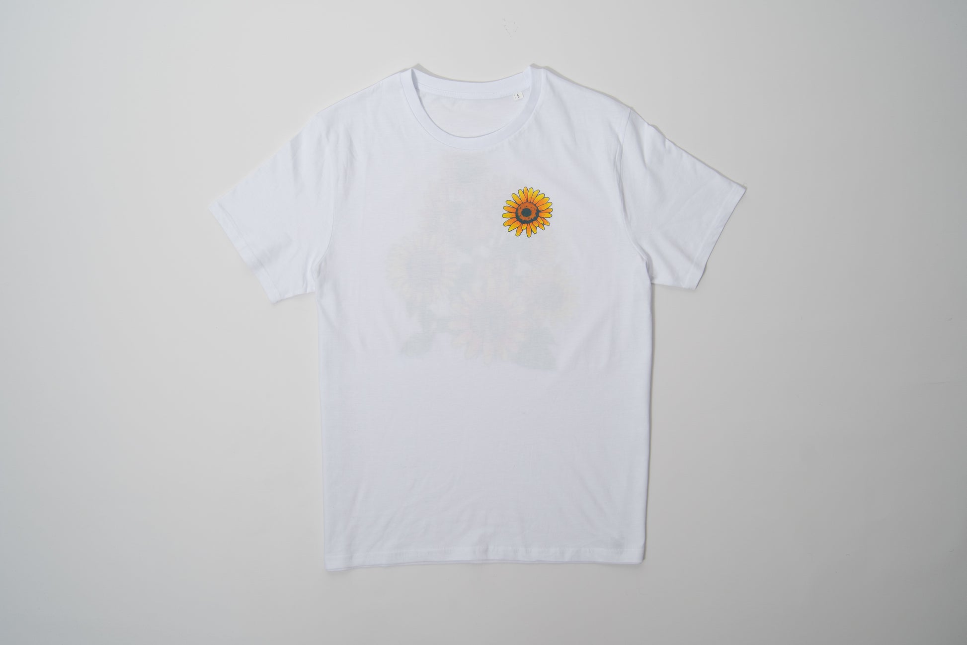 Disfruta de esta camiseta de edición limitada. Tejido de algodón orgánico y estampación con serigrafía manual mediante técnica de cuatricromía. Su diseño colorido de girasoles seguro que te alegra un poquito el día.  Tejido de 150gr/m2, cómodas y suaves para uso habitual.  100% Algodón Orgánico