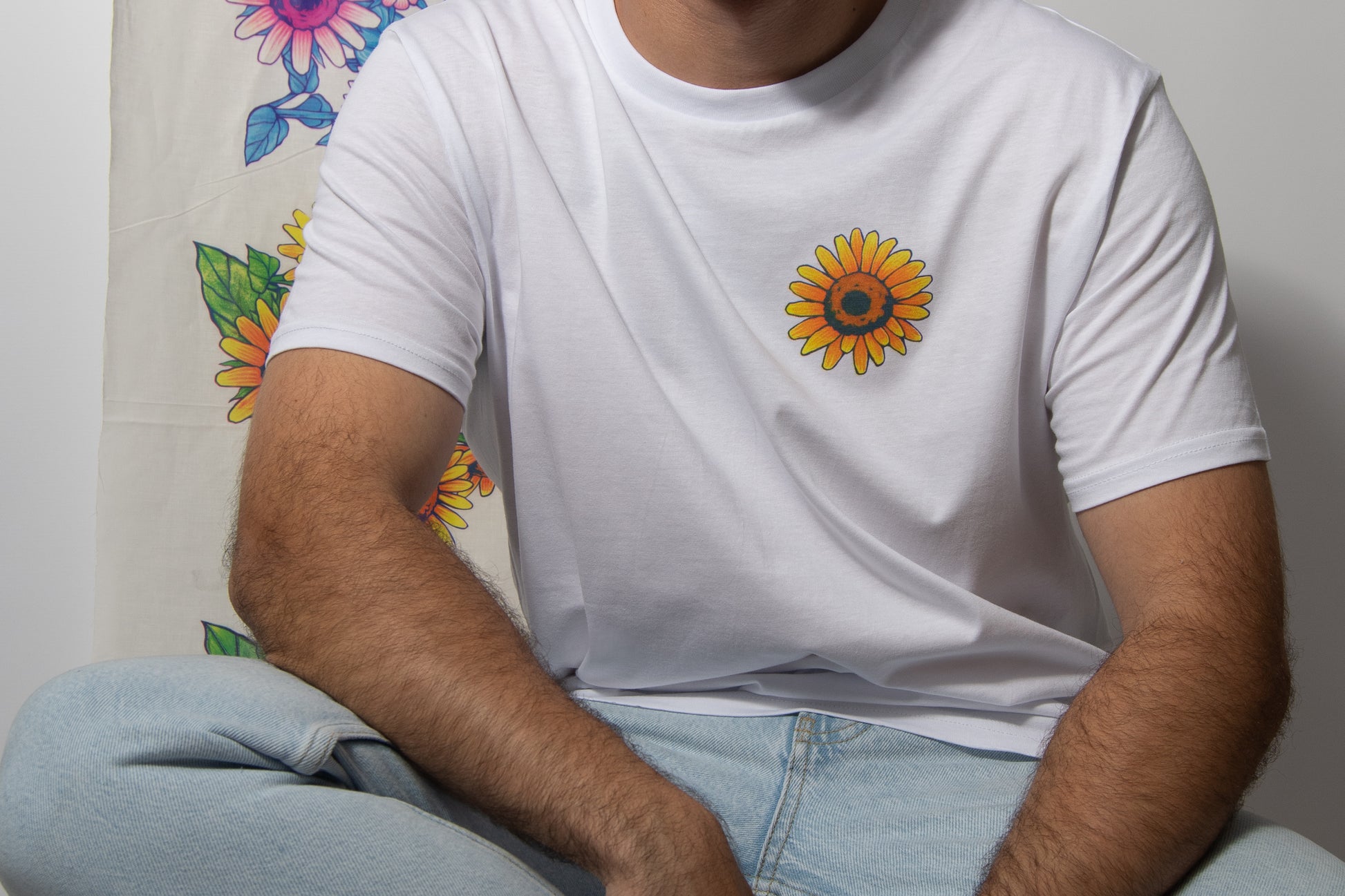 Disfruta de esta camiseta de edición limitada. Tejido de algodón orgánico y estampación con serigrafía manual mediante técnica de cuatricromía. Su diseño colorido de girasoles seguro que te alegra un poquito el día.  Tejido de 150gr/m2, cómodas y suaves para uso habitual.  100% Algodón Orgánico