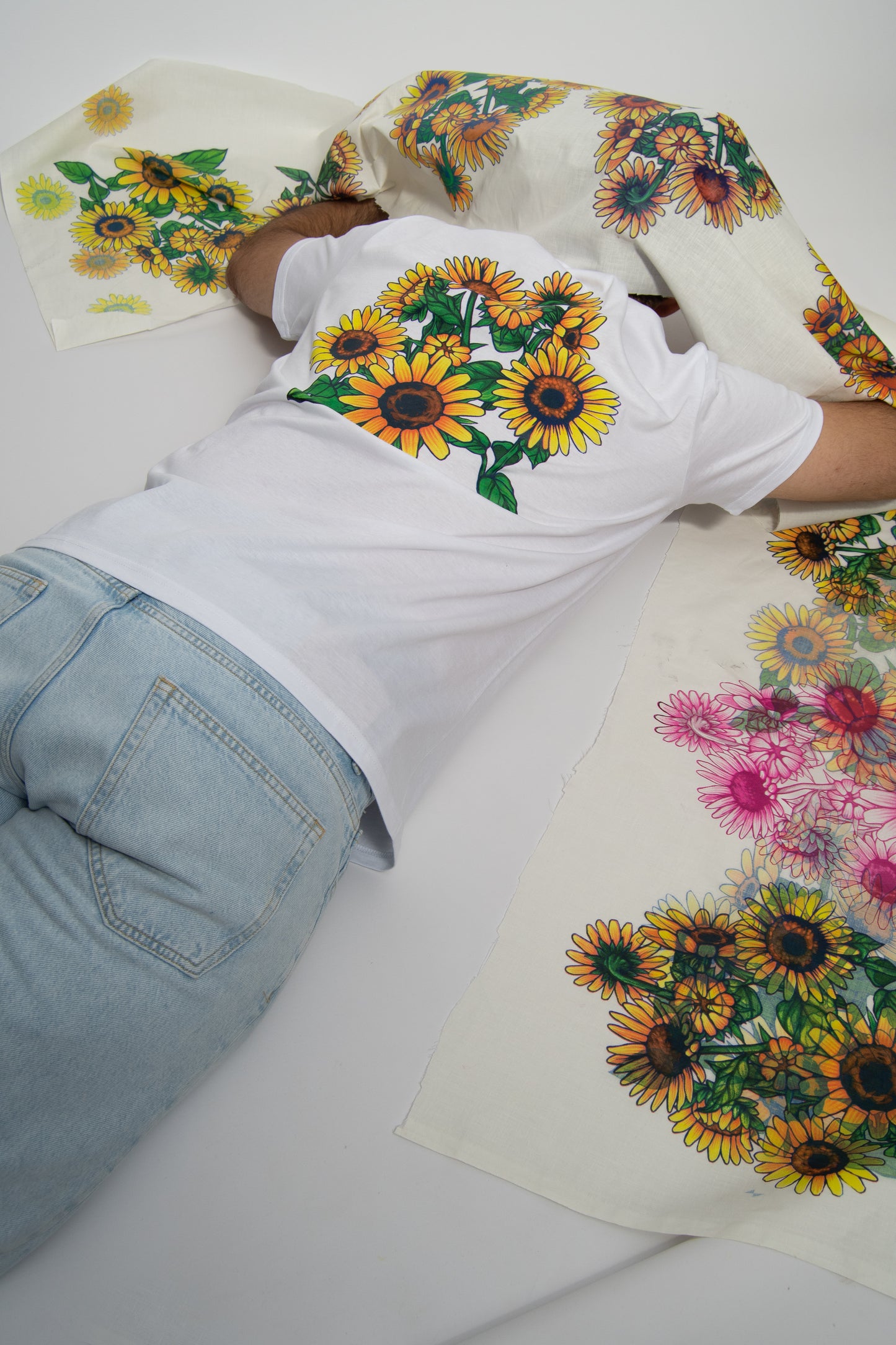 Disfruta de esta camiseta de edición limitada. Tejido de algodón orgánico y estampación con serigrafía manual mediante técnica de cuatricromía. Su diseño colorido de girasoles seguro que te alegra un poquito el día.  Tejido de 150gr/m2, cómodas y suaves para uso habitual.  100% Algodón Orgánico