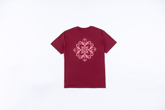 Diseño de azulejo rosa sobre espalda en camiseta de manga corta unisex color burdeos